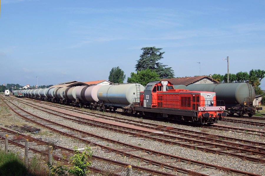 La BB 66614 VFLI à la Gare avec sa rame de citernes d'essence, le 19.06.2008.jpg